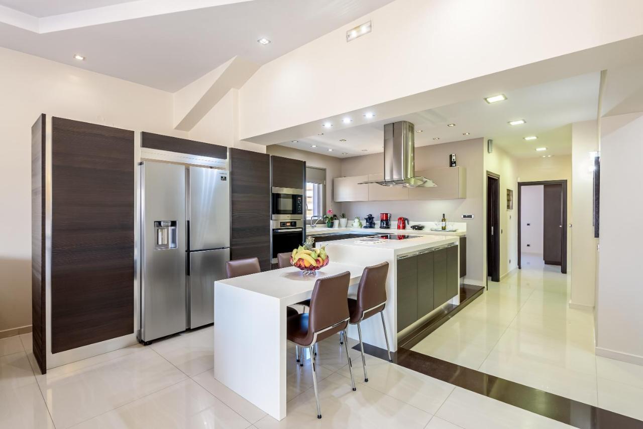 Luxury Villa In City Center With Rooftop Swimming Pool 干尼亞 外观 照片